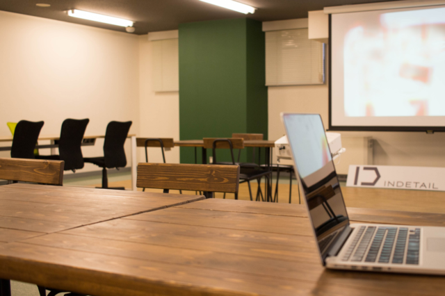 カフェスペースを併設した広々と開放感のあるオフィスが魅力。