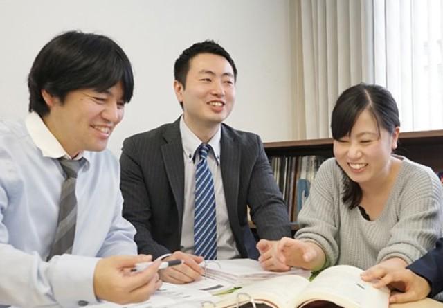 上：社内活動が表彰されたメンバー。「大切な仲間と行くお食事券」が渡された。
下：全員合宿での集合写真。