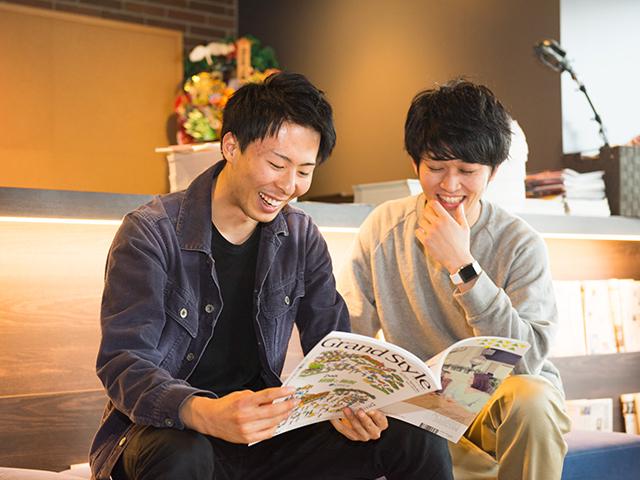 社内カフェにはさまざまな本が置かれており、自由に本を借りてインスピレーションが得られるようにしている。