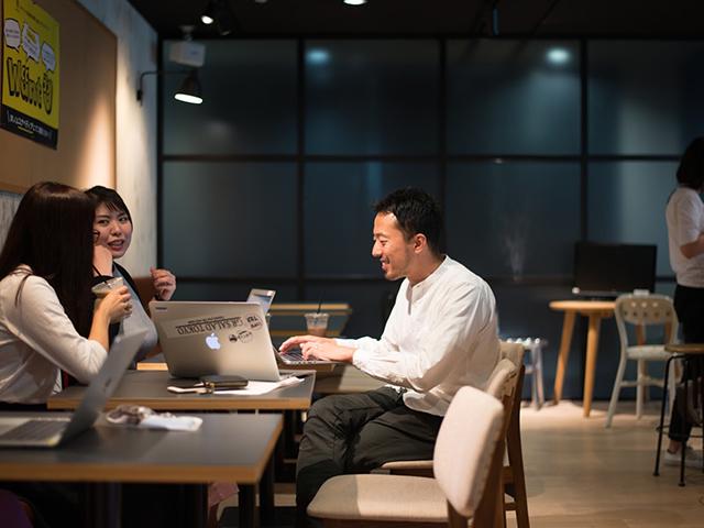 単なる“メディア”から読者にとって欠かせない機能やコンテンツを備えた「サービス」として、垂直統合的にビジネス展開する。