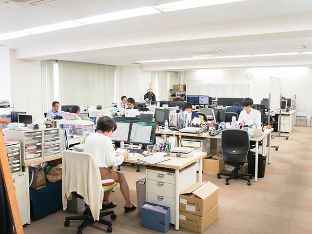 快適な職場環境づくりにも力を入れている。最新の作業環境のもと、明るい雰囲気にスッキリとしてオフィスでイキイキと働けるよう工夫されている。