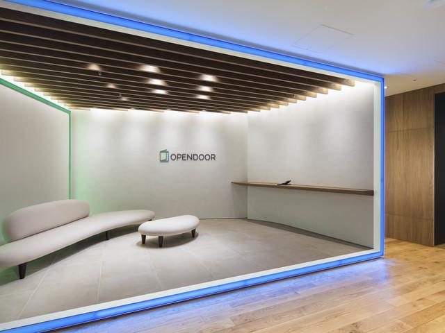 2017年7月に移転した新オフィス。ゆったりとした明るく開放的な空間で、伸び伸びと仕事ができる。ワンフロアで、社員間のコミュニケーションも良好。木目調の内装が心地よいカフェコーナーもあり、ランチや息抜きのほか打ち合わせや仕事スペースとしても活用している。