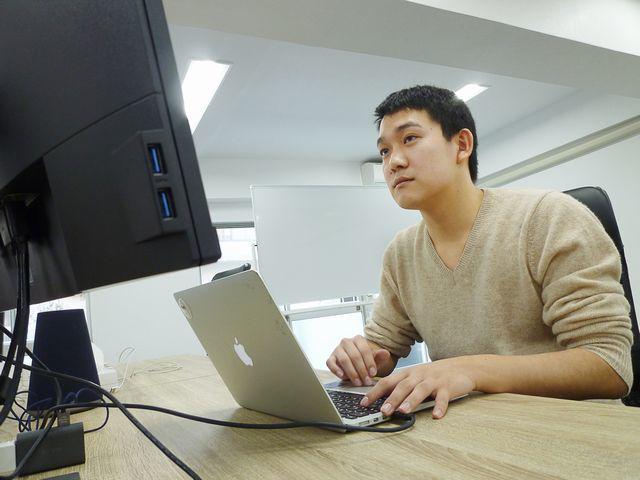 CEOの舘 俊男氏。学業と仕事を両立。前職でのSEO業務等を経て、起業。