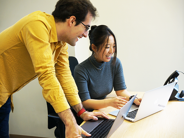 社内には外国人のメンバーも多く、英語でのコミュニケーションも日常茶飯事。