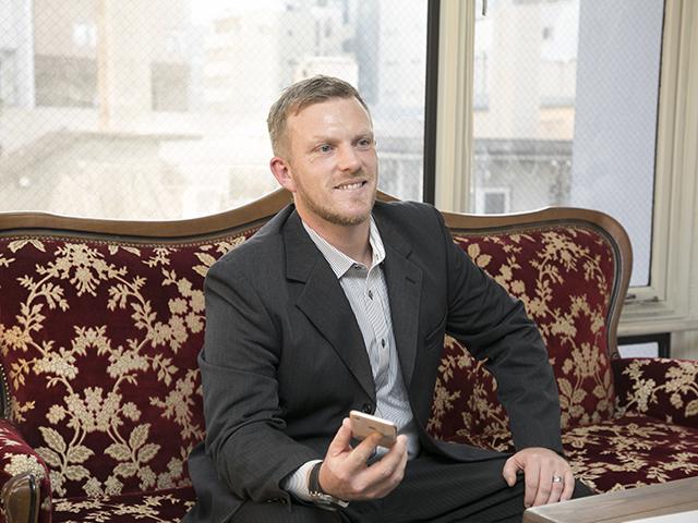 代表取締役社長　西 サイモン氏
高校卒業後に来日し、ゴールドマン・サックス証券やDeNAなどでエンジニアとして活躍後、同社を立ち上げた。