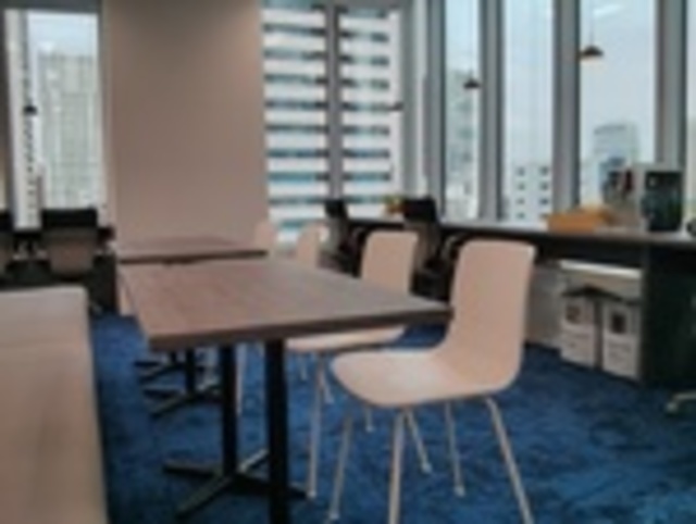 休憩スペース。リバーサイドのオフィスですので眺めも良く、お昼休みなどでよく利用されています。