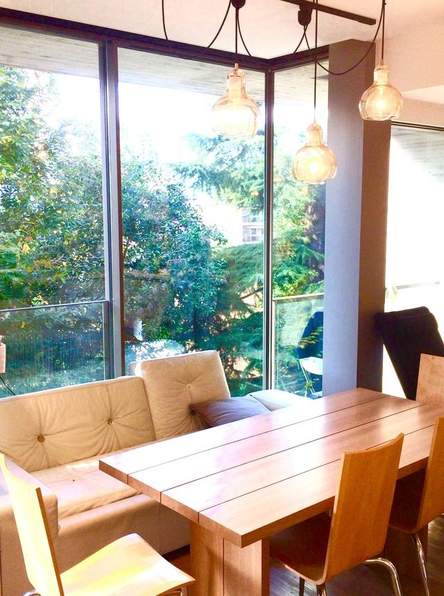 フリースペースではランチを食べたり、ちょっとしたMTG、休憩時間にボードゲームを行ったりしています。マッサージチェアもあります。