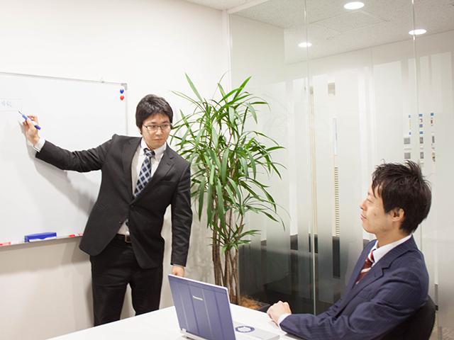 顔を合わせてコミュニケーションを取る機会を積極的に作っていきます。今も、月に一回の定例会議を欠かせない。