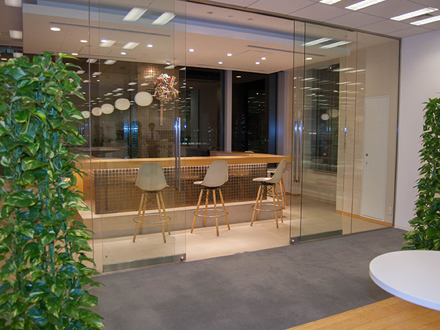 オフィスには緑もあり、非常におしゃれな空間に。生産性が上がりそうだ。