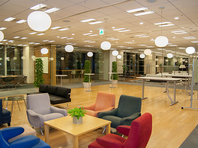 オフィスにはカラフルなソファも用意。明るくポップな配色が落ち着いた空間に刺激をもたらす。