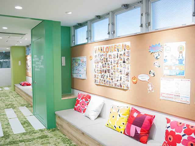 教室はとても明るくポップな雰囲気。