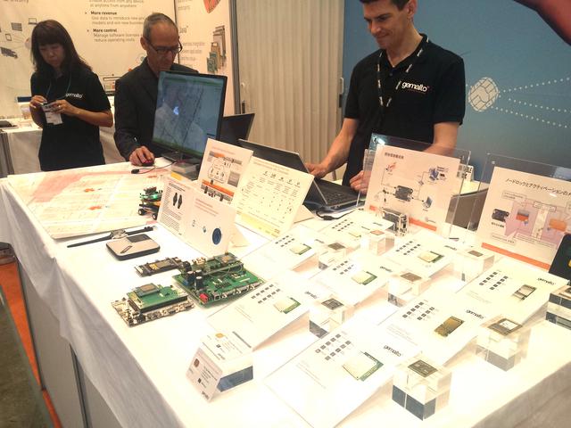 展示会での一コマ。同社製品は様々なクライントの製品に組み込まれ、セキュリティー性を高めます。