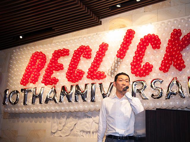 数多くのクライアントを招き開催した10周年記念パーティーの一コマ。