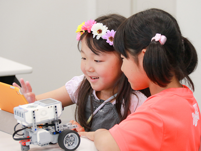 「好きから学びに入り、社会に出て活躍できるスキルを育む」を目指し、ロボット製作に取り組む子どもたち。