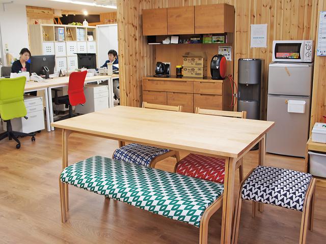 ドアを開けて足を踏み入れると、ショールームの木材の清々しい香りがする。カフェコーナーやマッサージチェアがあり、社員はいつでもリラックスできる。