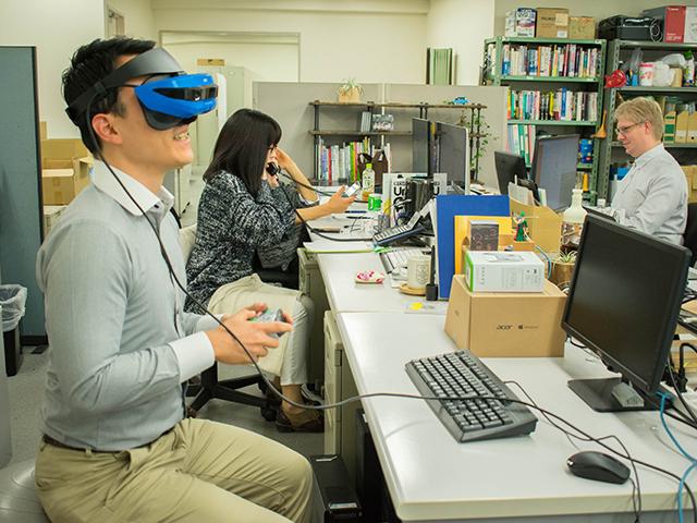 客先常駐型、持ち帰りの受託開発型、研究ベースの技術提案型と、業務スタイルは様々。極めて自由なスタイルだ。