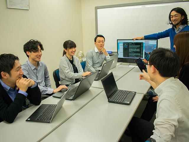 毎月実施される全体会議には、客先に常駐するエンジニアも含めて全メンバーが参加