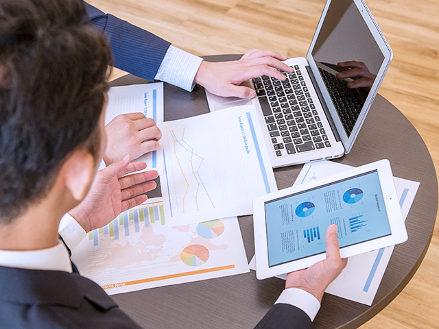 市場動向や業界分析など、マーケティング・データ管理における戦略・実行・分析を行うプロ集団が戦略設計を牽引する。