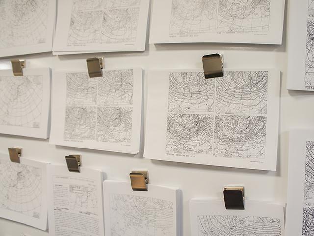 社内には専門的な天気図が並ぶ。社員の85％が気象予報士であることももうなずける。