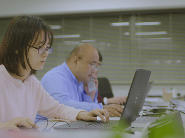 AIトレーナーやチャットオペレーターが多言語で対応