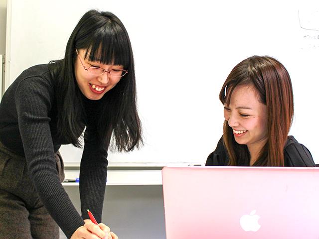 先輩後輩関係なく、教え合う文化。