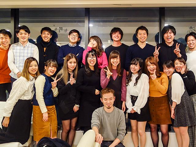 20～30代の社員と、大学生インターンを中心に約40名の若者がイキイキと働いている。