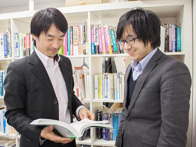 社内には、技術書や参考資料がたくさんあり、会社として個人の成長を後押ししようという意気込みが感じられる。
