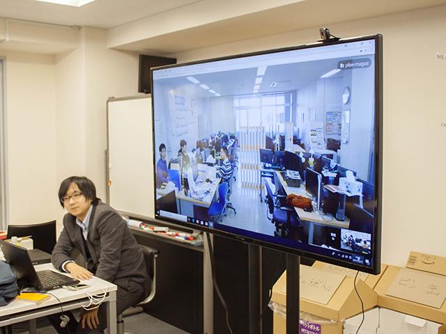 会津拠点とは常にビデオ通話でつながっており、お互いの様子が分かるようになっている。