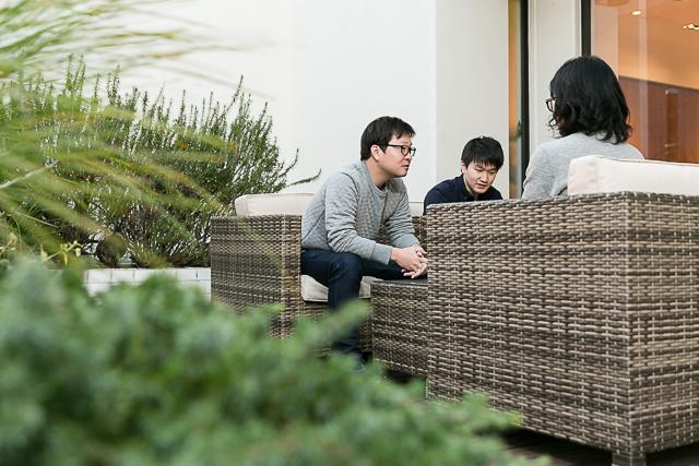 テラスでの社内打ち合わせの様子。
普段から植物に囲まれた環境の中で、リラックスしながら仕事ができる。