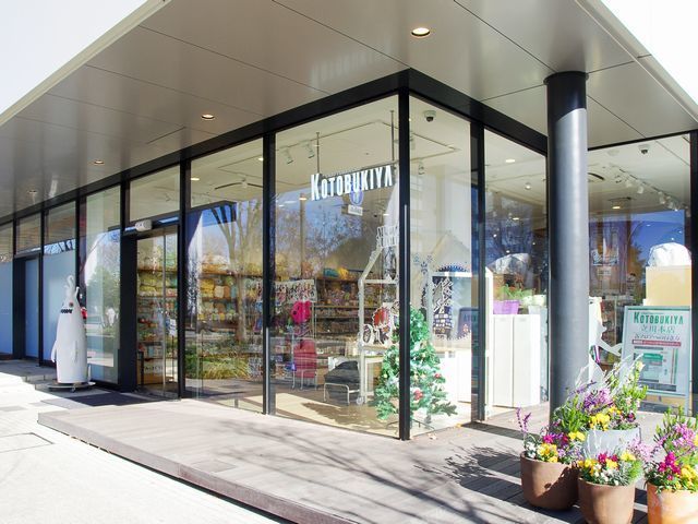現在「コトブキヤ 立川本店」など東京・大阪に3店舗を展開している。
