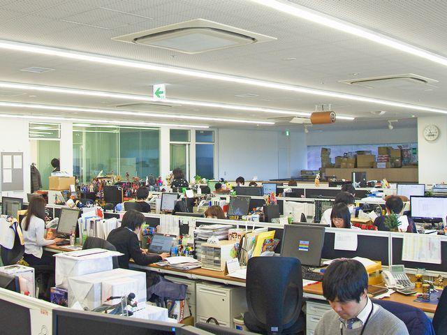 オフィスのフロアに仕切りはなく、部署間の垣根もない。社員同士は肩書きではなく“さん付け”で呼び合うフラットな環境だ。