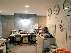 オフィス内装はシンプルにまとめられている