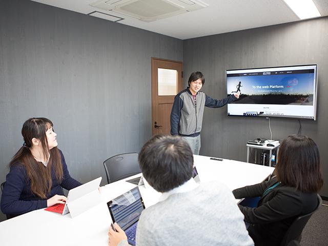 「新たな技術を試し、よりよい環境作りもしていきたい」と社員が今後の成長にワクワクして働いている。