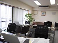 ブラウンをベースにした落ち着いた雰囲気の社内