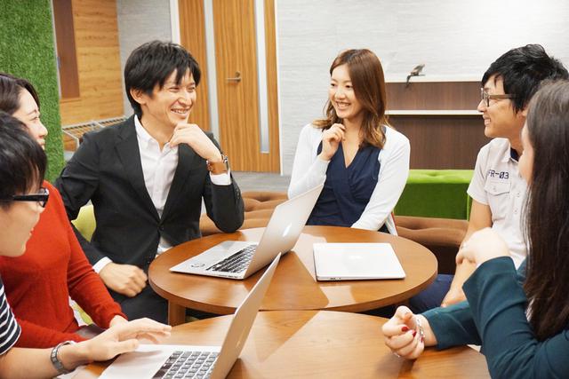 社内はグループ会社が集まって業務を行っている。メンバー同士のコミュニケーションは活溌だ。