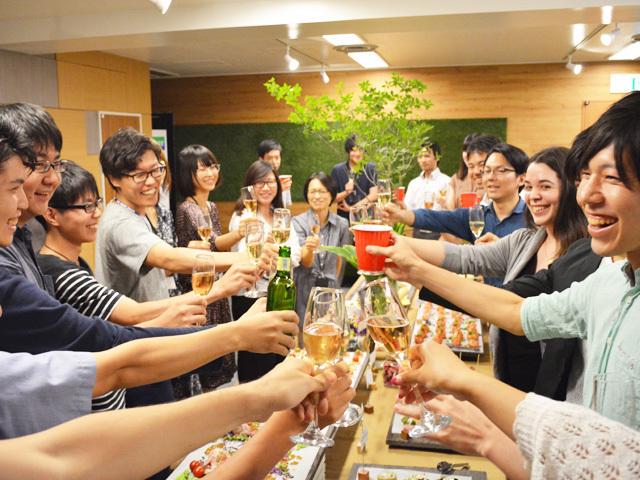 社内イベントも活発。月に1回は飲み会を開く。また大きいプロモーションが成功すれば高級レストランにいくことも！