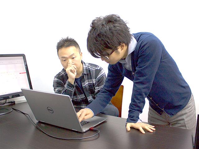 上司や同僚はもちろん、他部署の人間にさえ自らの業務内容に関する相談をすることができるオープンな環境が特徴な企業風土だ。