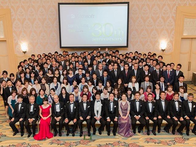 ウィズソフトグループの30周年記念パーティーの写真。グループを超えたイベントも年に数回行っています。