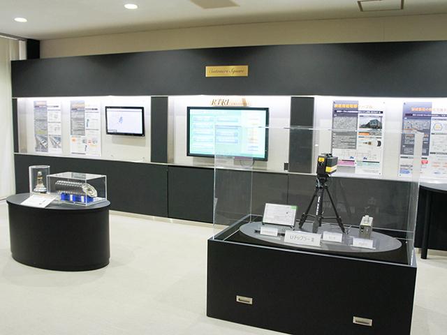 1987年の国鉄民営化とともに日本国有鉄道の研究部門を母体として設立された鉄道総研をサポートする同社は、2018年に20周年を迎える。