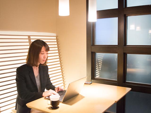 カフェのようなデザインを意識したラウンジ。フリーでコーヒーなどの飲みのものを頂きながら、くつろげる場所だ。