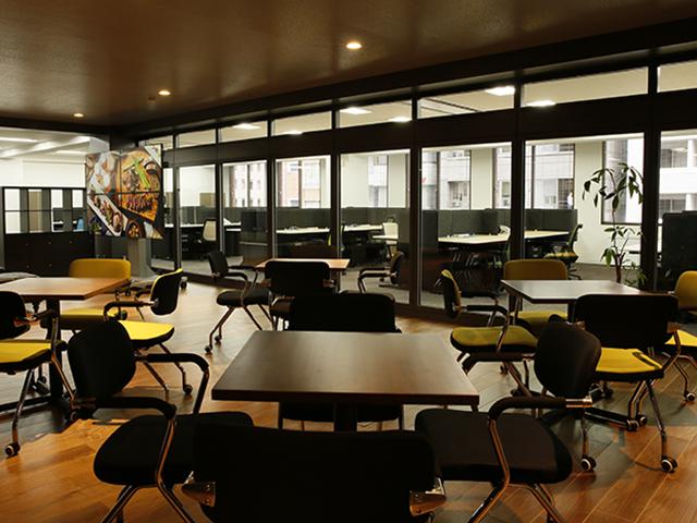 2017年10月より新フロアに移転。落ち着いたミーティングルームに、ゆったりした広いデスク。