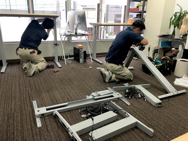 オフィスは小さいが、使っている機材にはこだわりがある。健康やリフレッシュを考えてスタンディングデスクを導入している。