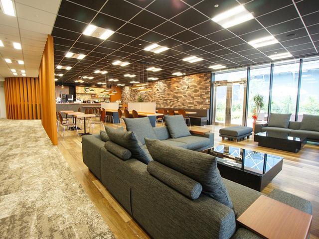 職場環境は良好。くつろげるオフィスデザインだ。