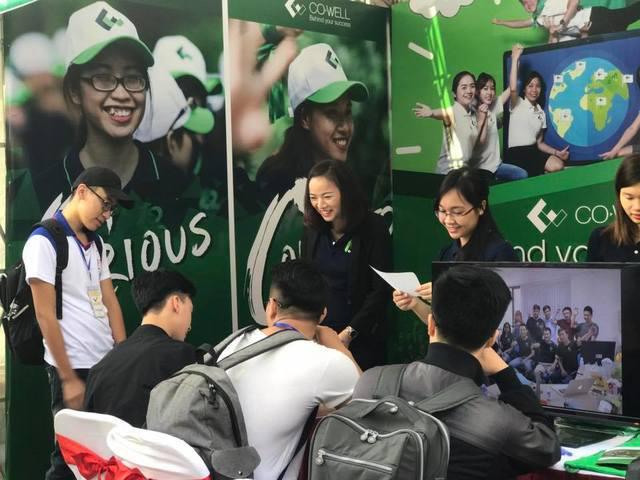 大学での採用フェアの模様。海外のTOP国立大学のIT学部生を中心に毎年数千名から選ばれた数百人のインターン生を受け入れ、優秀なエンジニアを採用し続けています。