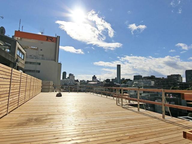 日本の拠点は赤坂。小さなワンルームのオフィスですが、開放的な屋上スペースをフル活用し、仕事終わりに皆でビールを飲んだりしています。