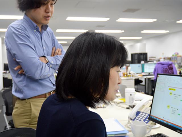 残業時間削減のためのフレックスタイム制導入の検討や、頑張りや成果を給与に正当/公平に反映させる評価制度を構築している。