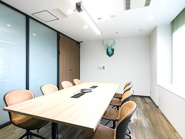 社内やお客様との打ち合わせで使用する会議室も広々とした間取りです