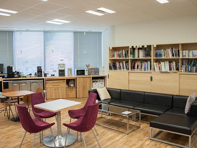 社名のラピスは、スペイン語で「鉛筆」という意味。一本の鉛筆から鮮やかな世界を描き上げていく想いをもつ。