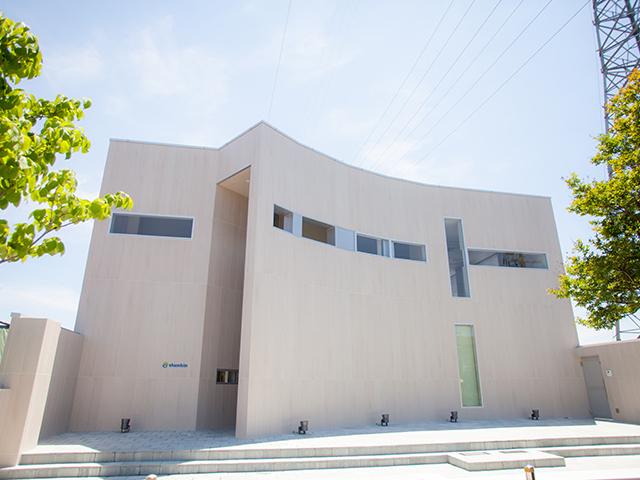 本社は2016年5月竣工と新しく、デザインは自社の建築デザイナーがデザインした。壁や床などの素材、家具も社員みんなで選定。