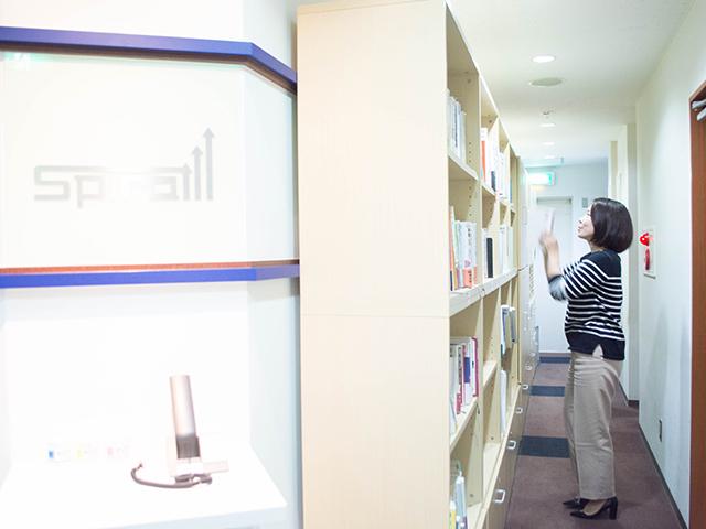 オフィスには多くの本があり、社員が成長できる環境作りにも力を入れている。